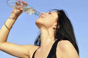 多喝水能排出痛苦激素，赶走抑郁情绪